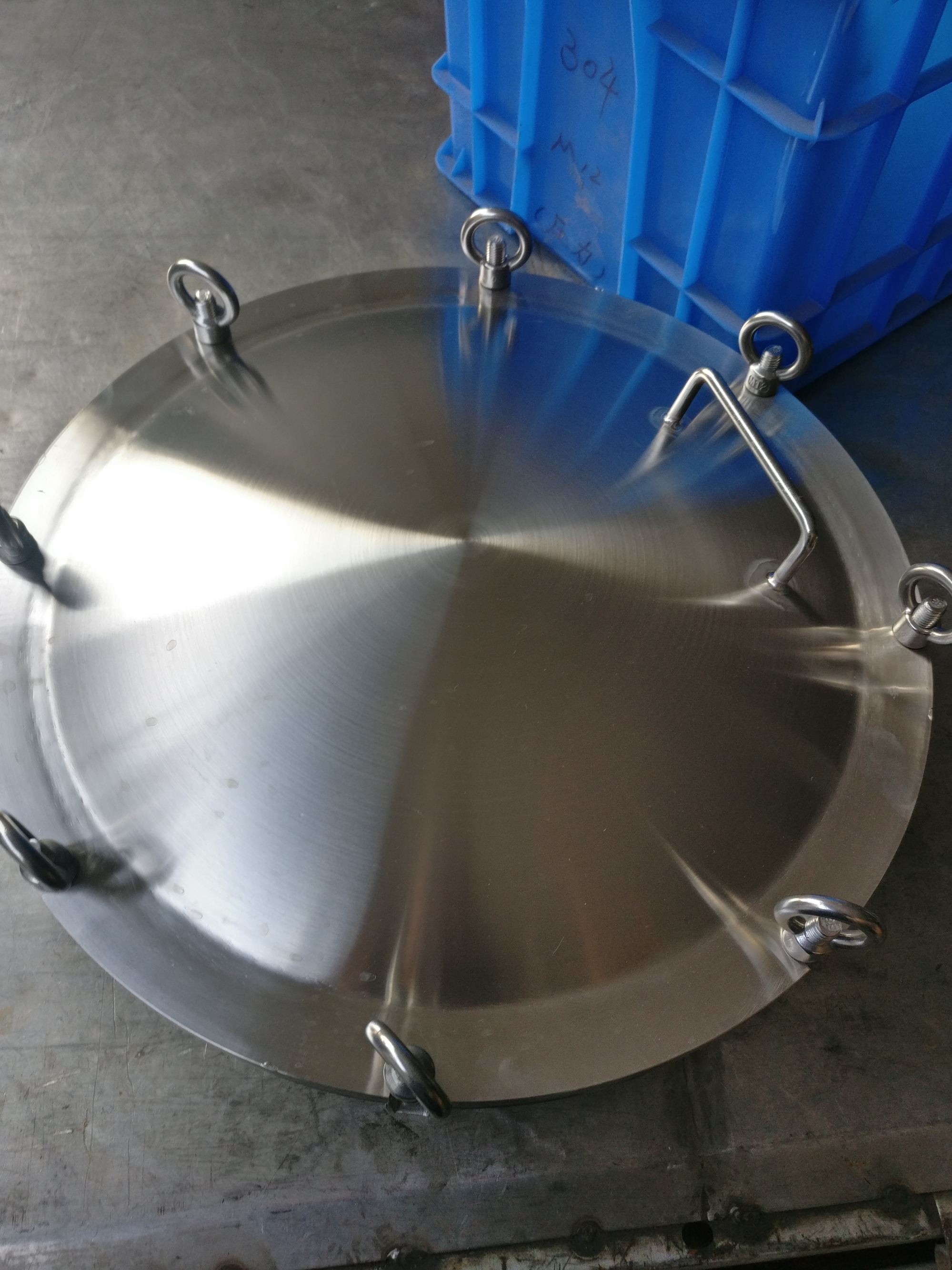 Flange manways: two dividing standards