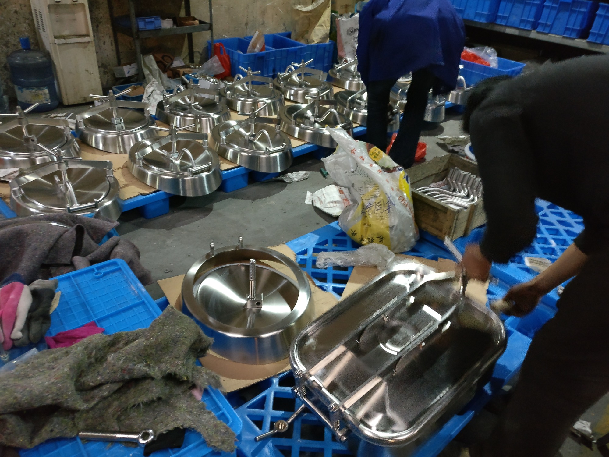Manufacture method of sanitary manways